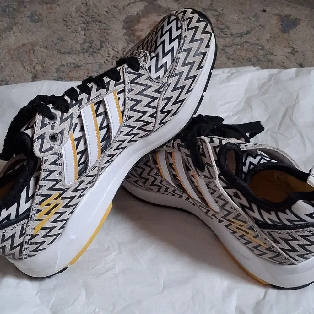 Adidas black / white zigzag pattern men's shoes size 7 yellow lining SHW 675001